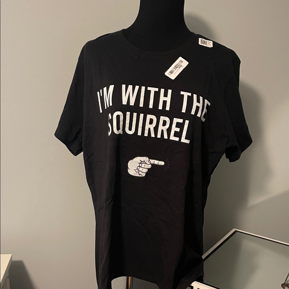 Black Graphic T-Shirt with Slogan I am with the squirrel ladies XL new